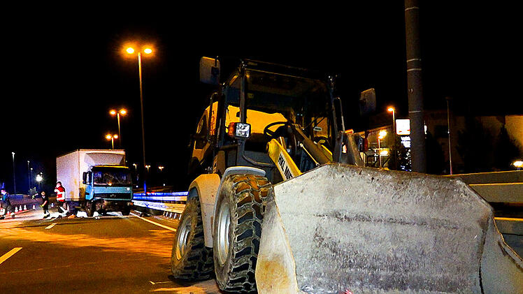 W&uuml;rzburg: Lastwagen kracht auf Bundesstra&szlig;e gegen Bagger - zwei Menschen verletzt