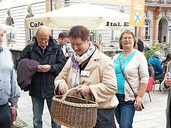 Hedda Hanft (mit Korb) verteilt kleine Fläschchen des Hoflikörs an die Teilnehmer der Premierenführung "Coburg kulinarisch". Bratwurst, Schmätzchen und Likör sind im Führungspreis mit drin.