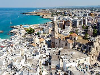 Luftaufnahme von Monopoli in Apulien, S&uuml;ditalien &ndash; Die Kathedrale von Monopoli, auch bekannt als Basilika Madonna della Madia, von oben gesehen, vor der Adria  Aerial view of Monopoli in Apulia, south of Italy - Monopoli Cathedral aka Basilica of the Madonna della Madia from above, in front of the Adriatic Sea