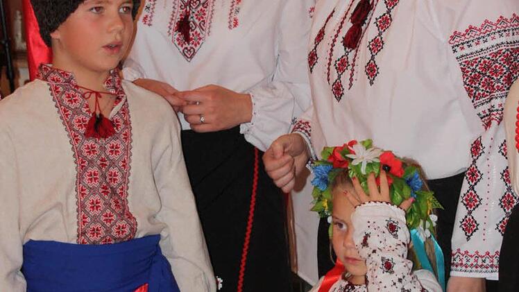 Olena Albert (rechts), hier mit Tanja Arnold sowie ihren Kindern Nina und Philipp hat einen ukrainischen Chor gegründet.