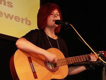 Ihre Stimme und ihre Gitarre - mehr brauchte Marlene Festag nicht, um die Jury des Talentwettbewerbs für sich zu gewinnen. Foto: Archiv/Sonja Adam