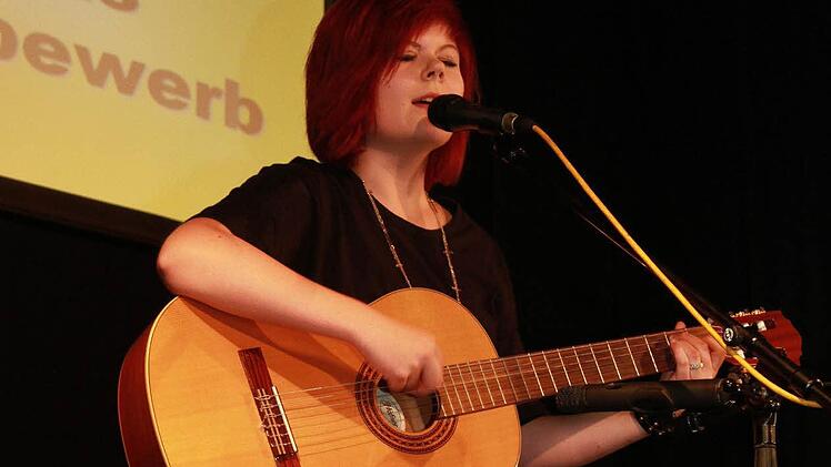 Ihre Stimme und ihre Gitarre - mehr brauchte Marlene Festag nicht, um die Jury des Talentwettbewerbs für sich zu gewinnen. Foto: Archiv/Sonja Adam