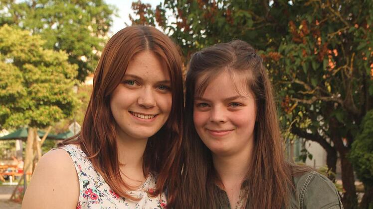 Diese Schülerinnen haben sich erst einmal für ein freiwilliges soziales Jahr und einen Schüleraustausch entschlossen; Lisa Sidon, Haßfurt (links) und Monika Krieger, Knetzgau (rechts). Foto: Günther Geiling