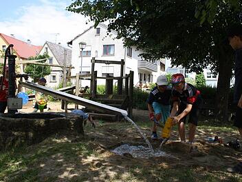 Täglich belagert wird der Spielplatz von Birkach: Er fügt sich geschickt in die Dorfmitte ein und punktet mit attraktiven Spielangeboten. Foto: s: red