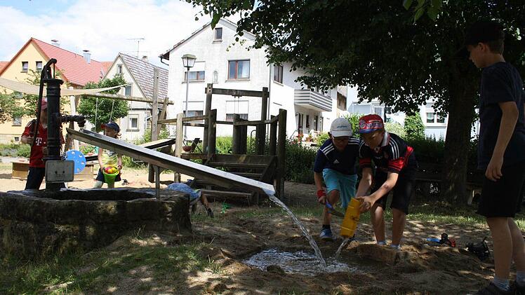 Täglich belagert wird der Spielplatz von Birkach: Er fügt sich geschickt in die Dorfmitte ein und punktet mit attraktiven Spielangeboten. Foto: s: red