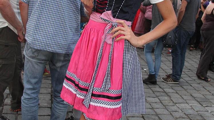 Fürs Bierfest hat sich Anne-Kathrin Kosch ihre flachsten Schuhe angezogen - doch auf fünf Zentimeter Pfennigabbatz bringen sie es trotzdem.