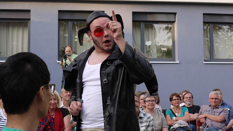 Puck (Marvin Götz) sorgt für Verweirrung mit dem Liebespülverchen, aber er löst die Knoten auch wieder auf. Das kommentiert er mit "Jeder Hengst kriegt seine Stute - alles Gute." Foto: Pauline Lindner