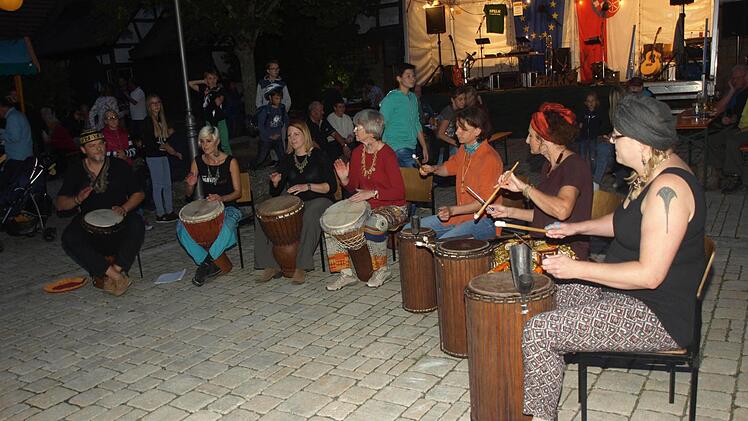 Afrikanische Musik beim Dorffest in Eltingshausen. Foto: Stefan Geiger