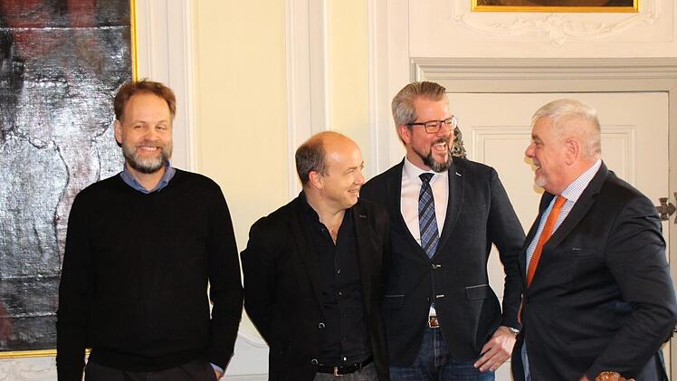 Am Montag erklärte sich der  scheidende GMD Roland Kluttig (Zweiter von links) zu seinem Wechsel nach Graz. Trotz der überraschenden und durchaus schwerwiegenden Entscheidung war die Atmosphäre bei der Pressekonferenz mit Verwaltungsdirektor Fritz Frömming (von links), Intendant Bernhard F. Loges und Oberbürgermeister Norbert Tessmer herzlich. Foto: Carolin Herrmann