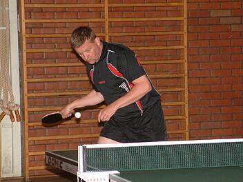 Seit Jahren ist Mario Schmidt der absolute Spitzenmann beim TTC Alexanderhütte. Mit Abschluss der Vorrunde führt er mit dem TTC die Tabelle in der Bezirksoberliga an. Mit seiner Bilanz von 13:3 Einzelpunkten ist er der zweitbeste Ligaspieler.  Foto: Hans Franz
