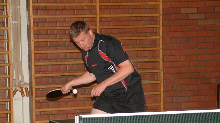 Seit Jahren ist Mario Schmidt der absolute Spitzenmann beim TTC Alexanderhütte. Mit Abschluss der Vorrunde führt er mit dem TTC die Tabelle in der Bezirksoberliga an. Mit seiner Bilanz von 13:3 Einzelpunkten ist er der zweitbeste Ligaspieler.  Foto: Hans Franz