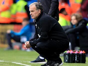 Marcelo Bielsa fand nicht in Ordnung, dass sein Team zun&auml;chst aufh&ouml;rte zu spielen, als ein Gegenspieler verletzt am Boden lag, doch dann weitermachte und ein Tor schoss. Foto: Clint Hughes/PA/dpa