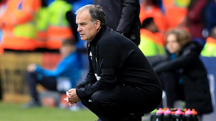 Marcelo Bielsa fand nicht in Ordnung, dass sein Team zun&auml;chst aufh&ouml;rte zu spielen, als ein Gegenspieler verletzt am Boden lag, doch dann weitermachte und ein Tor schoss. Foto: Clint Hughes/PA/dpa
