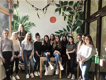 Weg vom Schulbuchenglisch: Die Englischklasse 9 c setze in der "Woche der Gesundheit und Nachhaltigkeit" ein Klima-Projekt um. Foto: Katharina Lotter