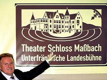 Endlich! Das Schild "Theater Schloss Maßbach - unterfränkische  Landesbühne" ist in Arbeit und kann spätestens Anfang 2020 an der Autobahn  angebracht werden. Bürgermeister Matthias Klement stellte es in der  Bürgerversammlung in Poppenlauer vor. Foto: Dieter Britz