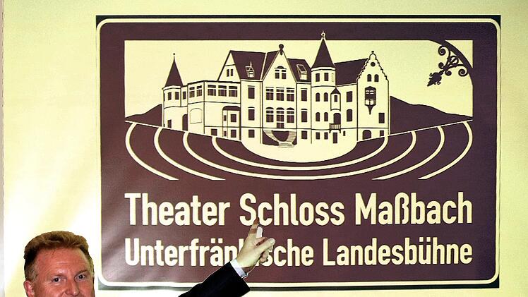 Endlich! Das Schild "Theater Schloss Maßbach - unterfränkische  Landesbühne" ist in Arbeit und kann spätestens Anfang 2020 an der Autobahn  angebracht werden. Bürgermeister Matthias Klement stellte es in der  Bürgerversammlung in Poppenlauer vor. Foto: Dieter Britz
