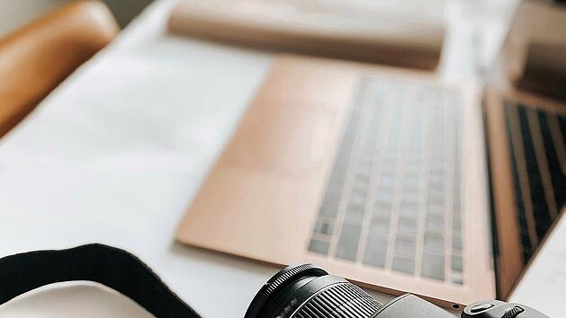 Cloud-Dienste vereinfachen den schnellen und mobilen Datentransfer zwischen Laptop und Kamera.