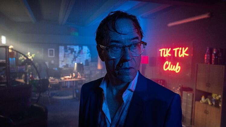 Anwalt Vernau (Jan Josef Liefers) wacht im neuen Krimi "Der schwarze Schwan" in einem Nachtclub auf und ger&auml;t unter Mordverdacht.