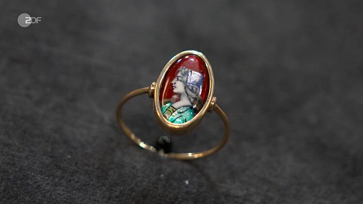 Welche Rarit&auml;t au&szlig;erdem zum Verkauf angeboten wurde: der Ring mit einem Emaillebild aus den 1920er-Jahren und einem Sch&auml;tzwert von 700 bis 900 Euro. Der Verk&auml;ufer w&auml;re mit "80 Euro vom Waldi" zufrieden gewesen, doch Walter Lehnertz bezahlte sogar 250 Euro.