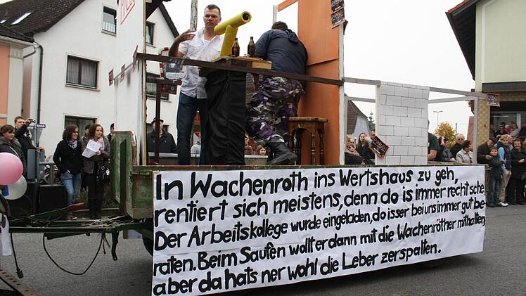 Auf den Umzugswagen glossierten die Ortburschen das lokale Geschehen, aber auch überregionale Themen.