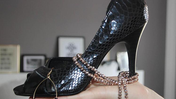 Schuhe und Accessoires aller Art suchen neue Besitzerinnen.