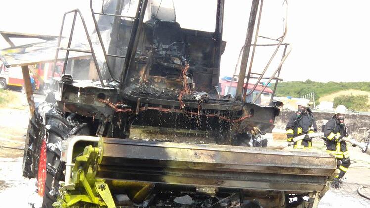 190&nbsp;000 Euro Schaden: Die Maschine brannte v&ouml;llig aus. Foto: Feuerwehr Iphofen