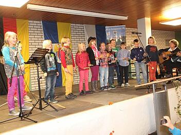 Die Schulkinder gestalten die Einweihungsfeier mit einem Lied. Auch die Kindergarten- und die Hortkinder sangen und tanzten. Fotos: Georg Wolf