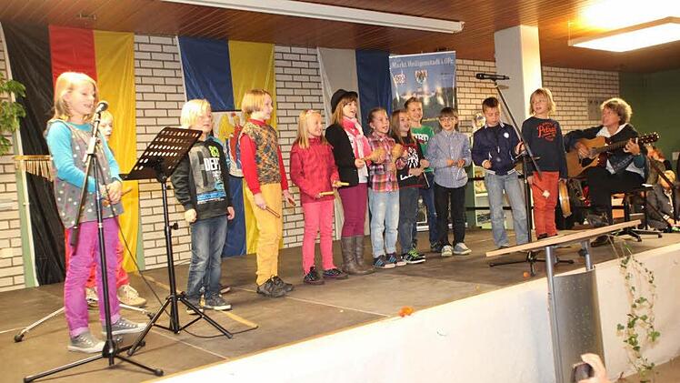 Die Schulkinder gestalten die Einweihungsfeier mit einem Lied. Auch die Kindergarten- und die Hortkinder sangen und tanzten. Fotos: Georg Wolf