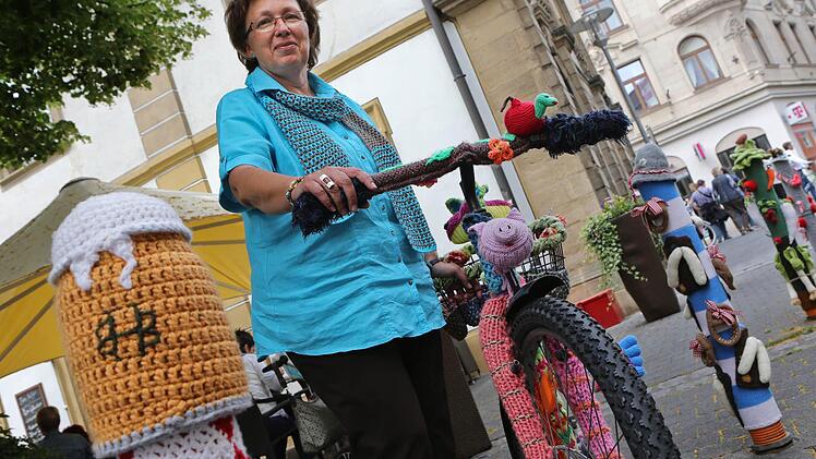 Friederike Pfund mit ihrem bestrickten und bestrickenden Fahrrad  Fotos: Matthias Hoch