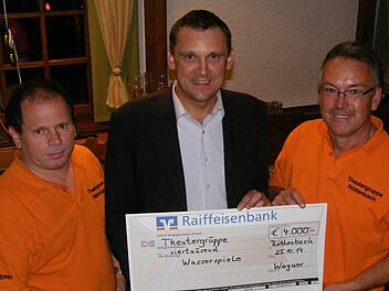 Die beiden Vereinsvorsitzenden Willi Ackermann (links) und Andreas Wagner (rechts) überreichten Bürgermeister Ludwig Wahl (FW) einen Scheck in Höhe von 4000 Euro.  Foto: Mona Lisa Eigenfeld