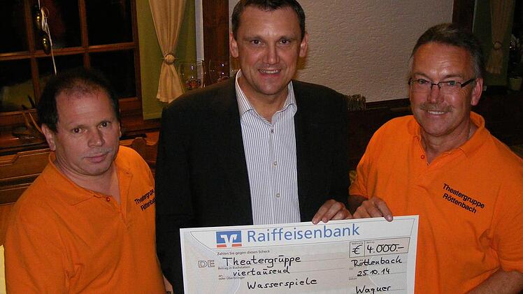 Die beiden Vereinsvorsitzenden Willi Ackermann (links) und Andreas Wagner (rechts) überreichten Bürgermeister Ludwig Wahl (FW) einen Scheck in Höhe von 4000 Euro.  Foto: Mona Lisa Eigenfeld