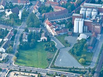Jetzt noch grüne WIese. 2016 soll auf einer Baulücke am Münchner Ring das neue Feuerwehrhaus der Löschgruppe Wunderburg gebaut werden. Um die Kosten von 1,9 Millionen Euro ist eine Debatte entbrannt. Die Freien Wähler weisen auf aus ihrer Sicht bestehende Ungereimtheiten bei der Kostenberechnung hin.   Fotos: Ronald Rinklef