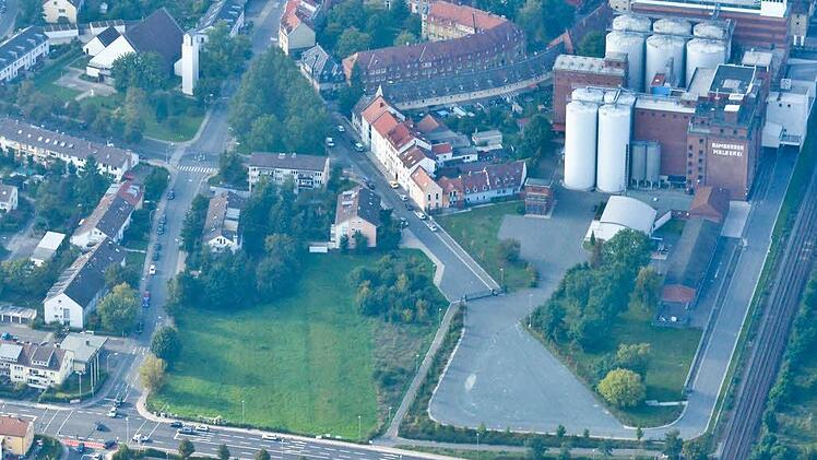 Jetzt noch grüne WIese. 2016 soll auf einer Baulücke am Münchner Ring das neue Feuerwehrhaus der Löschgruppe Wunderburg gebaut werden. Um die Kosten von 1,9 Millionen Euro ist eine Debatte entbrannt. Die Freien Wähler weisen auf aus ihrer Sicht bestehende Ungereimtheiten bei der Kostenberechnung hin.   Fotos: Ronald Rinklef