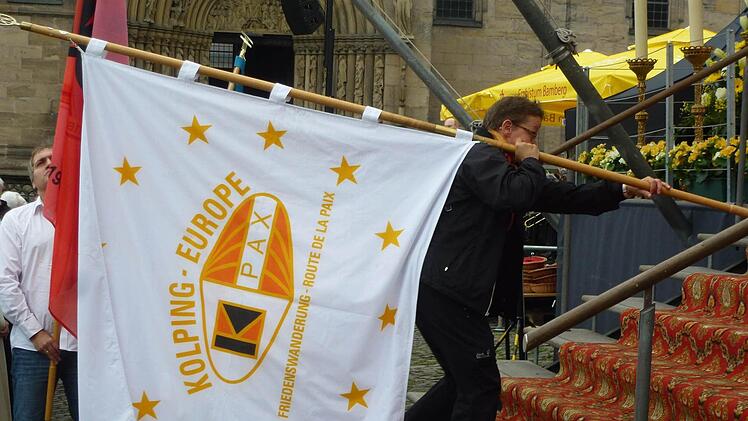 Das Friedensbanner, das an den jeweiligen Ausrichter der nächsten Kolping-Friedenswanderung weitergegeben wird, hat die Kolpingsfamilie Bamberg bereits beim diesjährigen Heinrichsfest mitgeführt. Foto: privat
