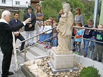 Der Namensgeber der neuen Kindertagesstätte in Kirchaich steht unübersehbar am Eingang. Die Josefs-Figur gestaltete und stiftete Steinmetzmeister Josef Heil (Dritter von links), Pfarrer Ewald Thoma (links) spendete ihr gestern den kirchlichen Segen.  Foto: Sabine Weinbeer