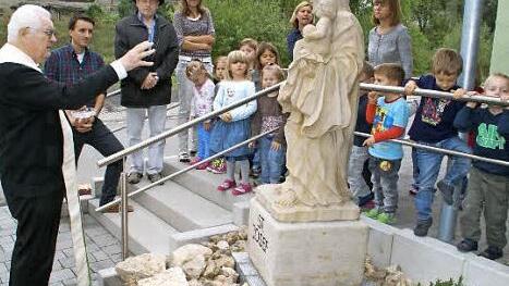 Der Namensgeber der neuen Kindertagesstätte in Kirchaich steht unübersehbar am Eingang. Die Josefs-Figur gestaltete und stiftete Steinmetzmeister Josef Heil (Dritter von links), Pfarrer Ewald Thoma (links) spendete ihr gestern den kirchlichen Segen.  Foto: Sabine Weinbeer