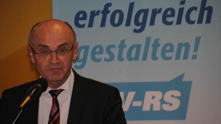 Landrat Wilhelm Schneider bei seinem Grußwort  Foto: Helmut Will