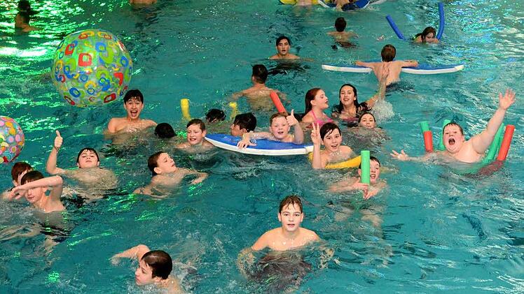 Poolparty in Bad Kissingens Hallenbach 2016. Foto: Peter Rauch