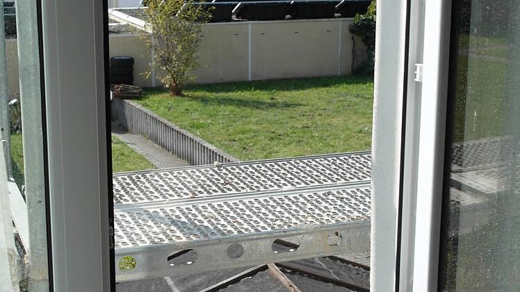 Gerüst statt Balkon - Mieter Josef Duballa ärgert sich, dass die Stahlkonstruktion immer noch steht.