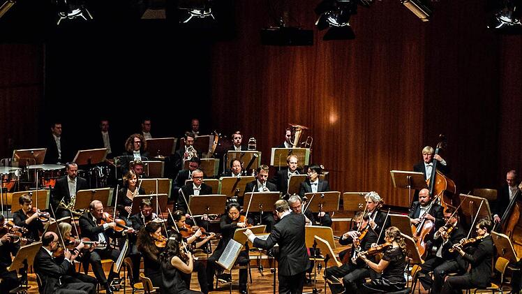 Werke vom Barock bis zur Gegenwart musiziert das Philharmonische Orchester des Landestheaters unter Leitung von Roland Kluttig in der neuen Konzertsaison.Archiv/Jochen Berger