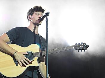 Wincent Weiss singt in Baiersdorf. 15000 Besucher lauschten den Klängen seiner Stimme und seiner Gitarre. Christoph Wiedemann
