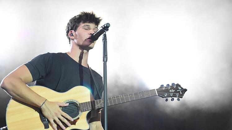 Wincent Weiss singt in Baiersdorf. 15000 Besucher lauschten den Klängen seiner Stimme und seiner Gitarre. Christoph Wiedemann