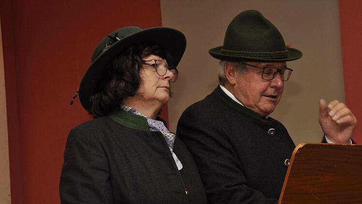 Obligatorisch am Begegnungsabend der Wallfahrer: Monika und Otmar Lutz ziehen bei ihrem Resümee der Wallfahrt nach Retzbach alles durch den Kakao.Foto: Peter Klopf