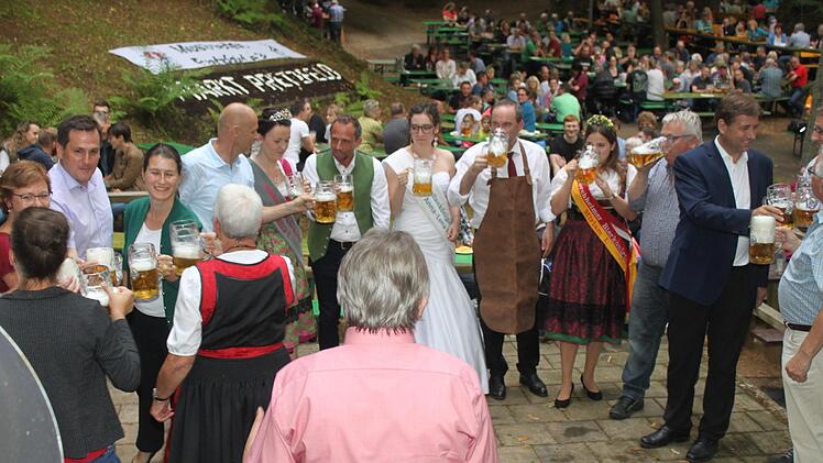 Irgendwann war das Bier dort, wo es hingehört: im Krug. Prost!