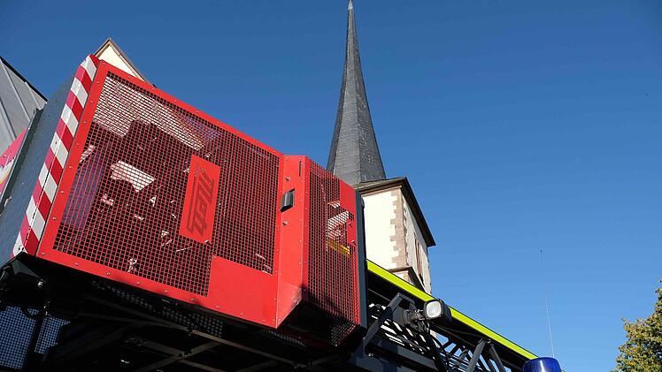 Es wurde ziemlich eng für den sperrigen Drehleiterwagen. Foto: Gerd Schaar