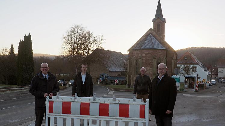 Verkehrsfreigabe im Kissinger Stadtteil Kleinbrach: (von links)  Oberbürgermeister Dr. Dirk Vogel, vom Staatlichen Bauamt Abteilungsleiter Konstantin Arnold, Stadtrat Bernd Czelustek und Behördenleiter des Staatlichen Bauamts Schweinfurt, Dr. Michael Fuchs.