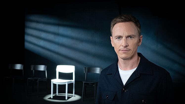 Der leere Stuhl als Symbol für die Femizide: In seiner neuen Reportage rekonstruiert Jochen Breyer, warum Männer ihre Partnerinnen töten.