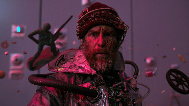 Sam Rockwell sieht in "Good Luck, Have Fun, Don't Die" nicht nach einem klassischen Kinohelden aus, er soll aber trotzdem die Welt retten.