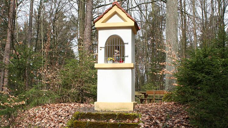 Das Pölnitz-Marterl wurde der Sage nach an der Stelle aufgestellt, an der im Wald ein junges Paar mit der Kutsche verunglückte.