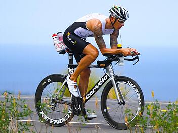 Fünf Stunden Radfahren auf Hawaii: Andreas Derbfuß zog seinen Triathlon-Plan bei den Weltmeisterschaften konsequent durch. Foto: Frank Wechsel/Tre-Mag